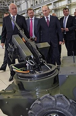 普京观看战争机器人样机。