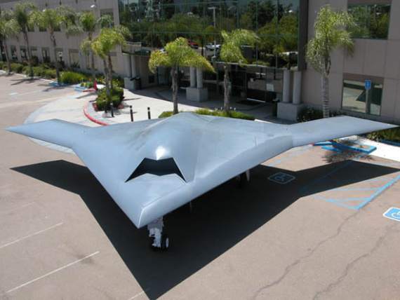 X-47B舰载无人轰炸机模型。