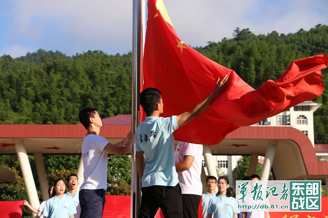 东华大学学生代表组织升旗仪式